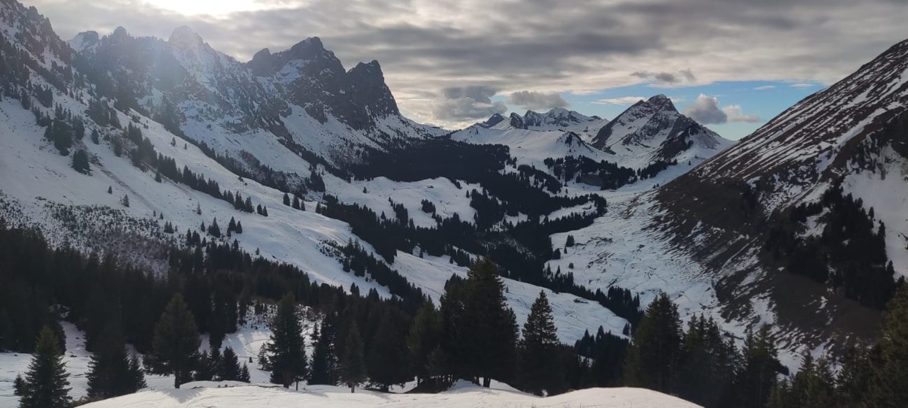 Vallée enneigée sous les crêtes
